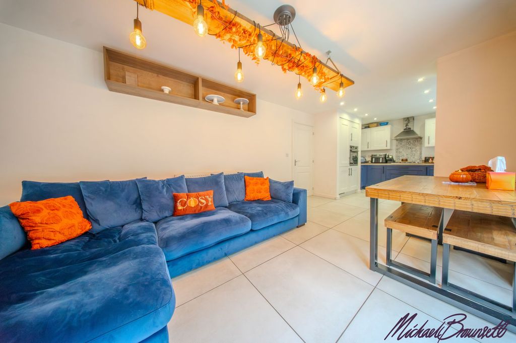 Property photo 3 of 28