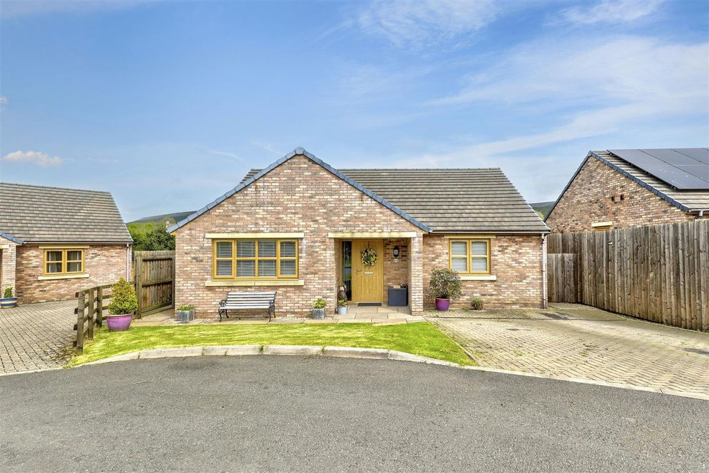Property photo 1 of 18 2 Ullesby Gardens