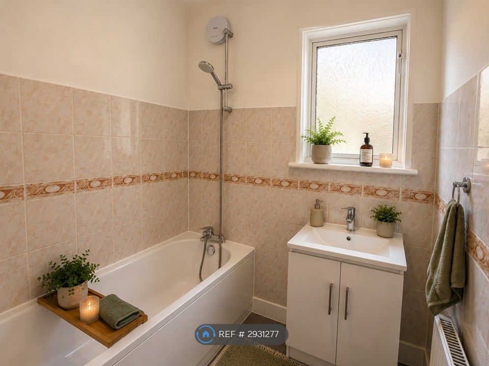 Property photo 3 of 6 Communal Bathroom 2