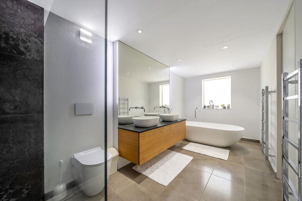 Property photo 2 of 22 Picture No. 24