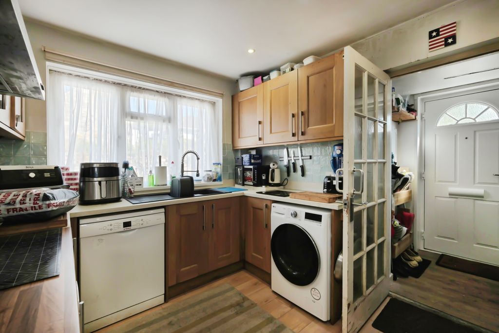 Property photo 3 of 18 Kitchen