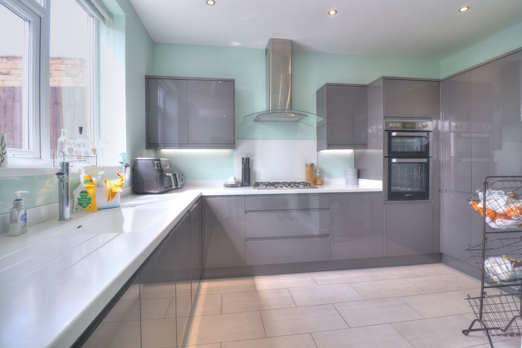 Property photo 3 of 33 Kitchen/Diner