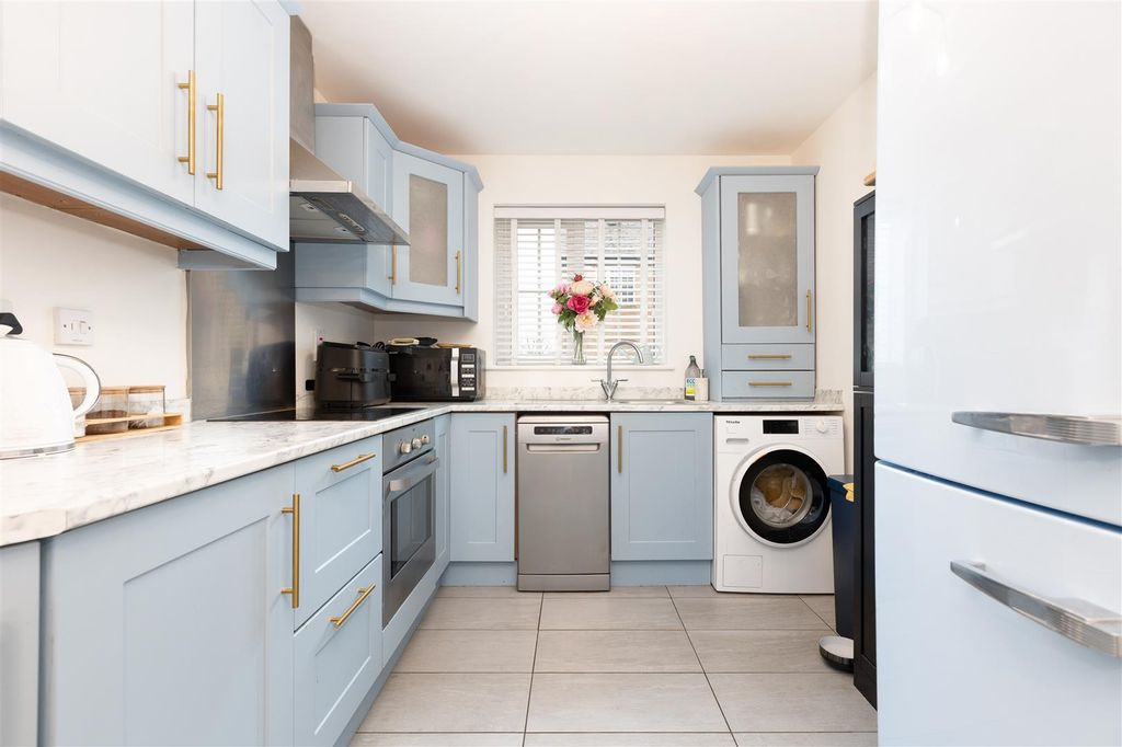 Property photo 3 of 20 Kitchen