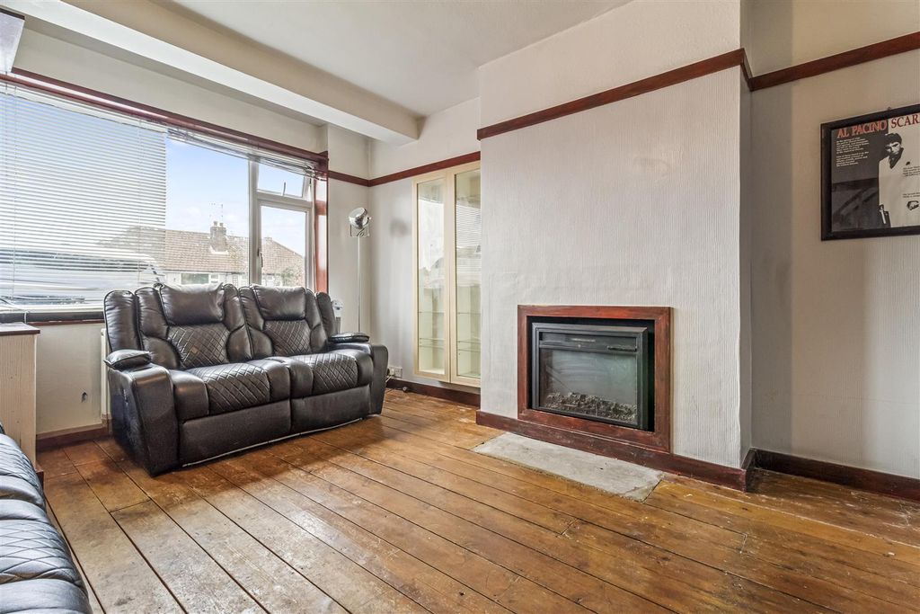 Property photo 3 of 14 98 North Farm Road-001.Jpg