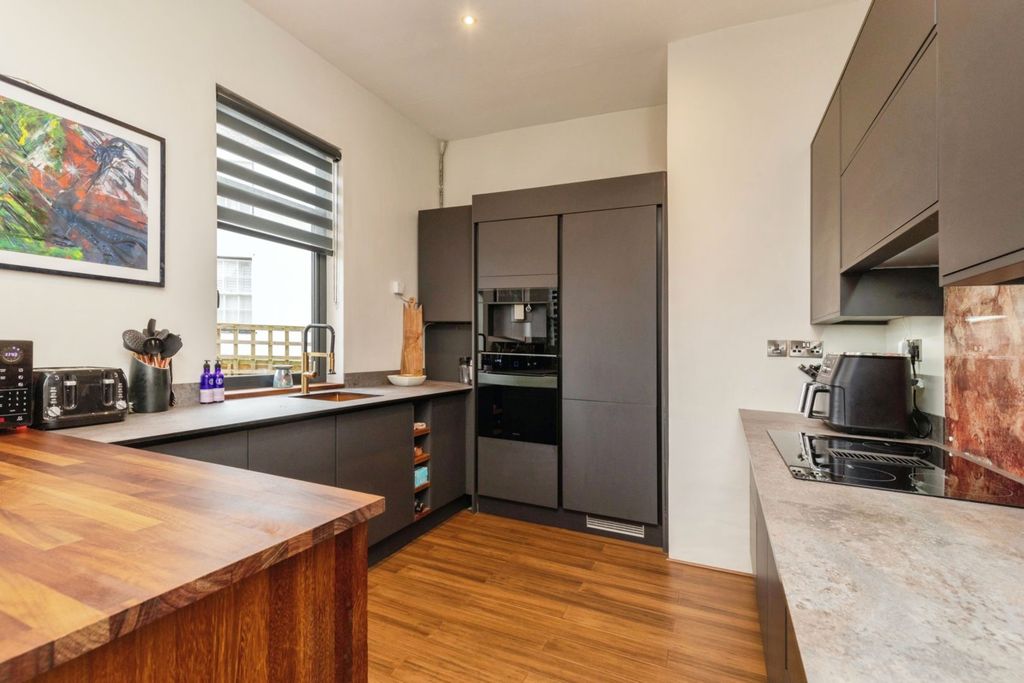 Property photo 3 of 14 Kitchen