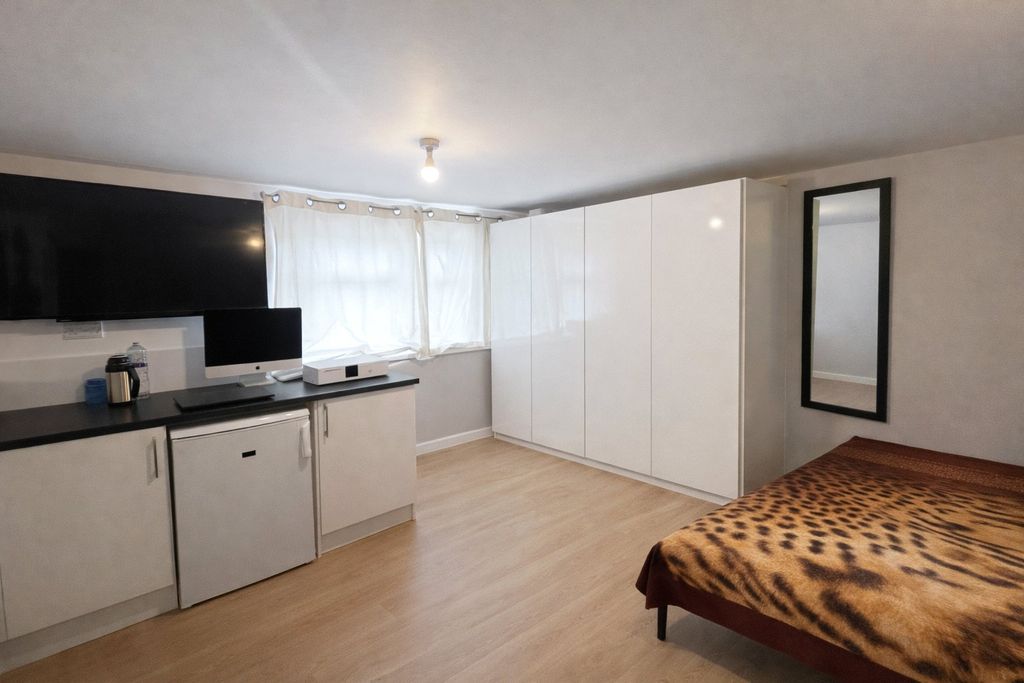 Property photo 2 of 3 Room/Lounge