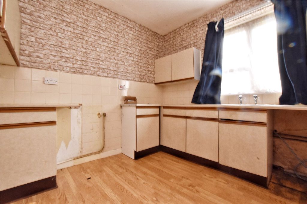 Property photo 3 of 9 Kitchen