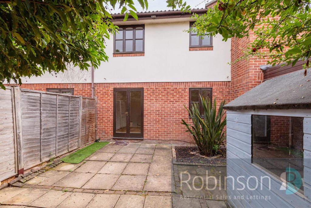Property photo 3 of 17 32 Lancastria Mews-3