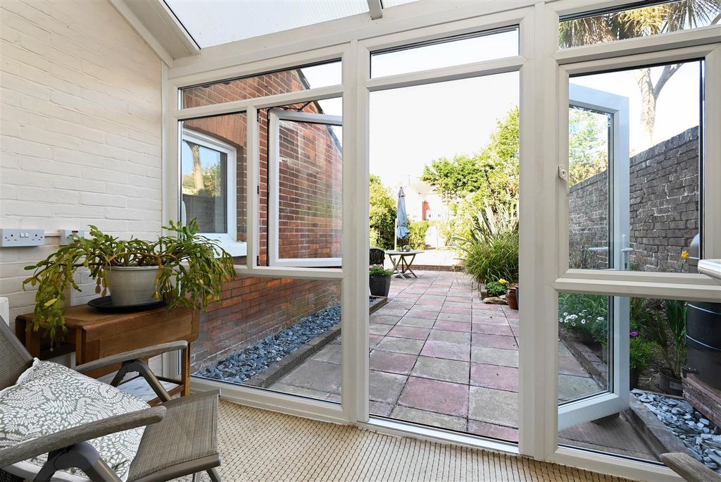 Property photo 3 of 22 Rotherfield Avenue-Tn401 (8).Jpg