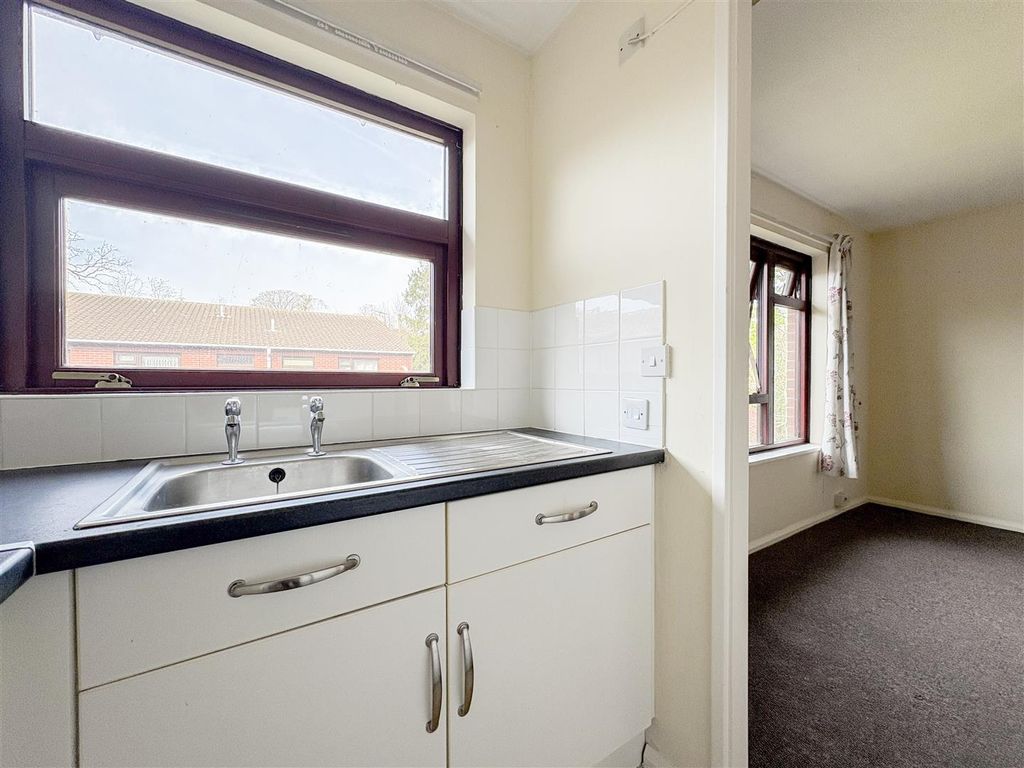 Property photo 3 of 17 Kitchen