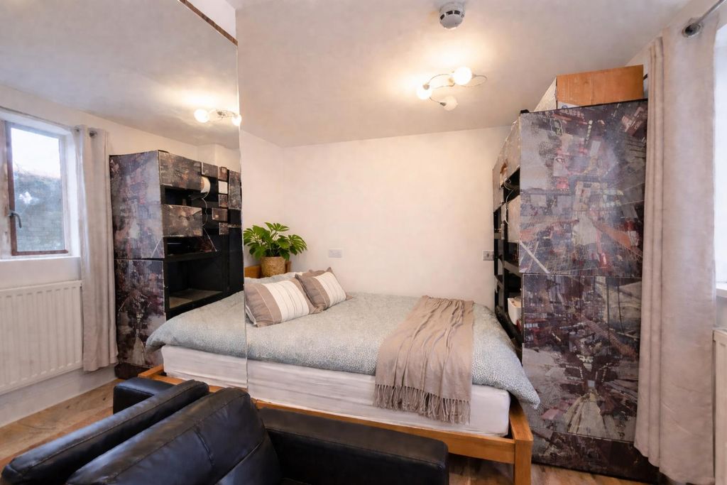 Property photo 3 of 6 Bedroom 1