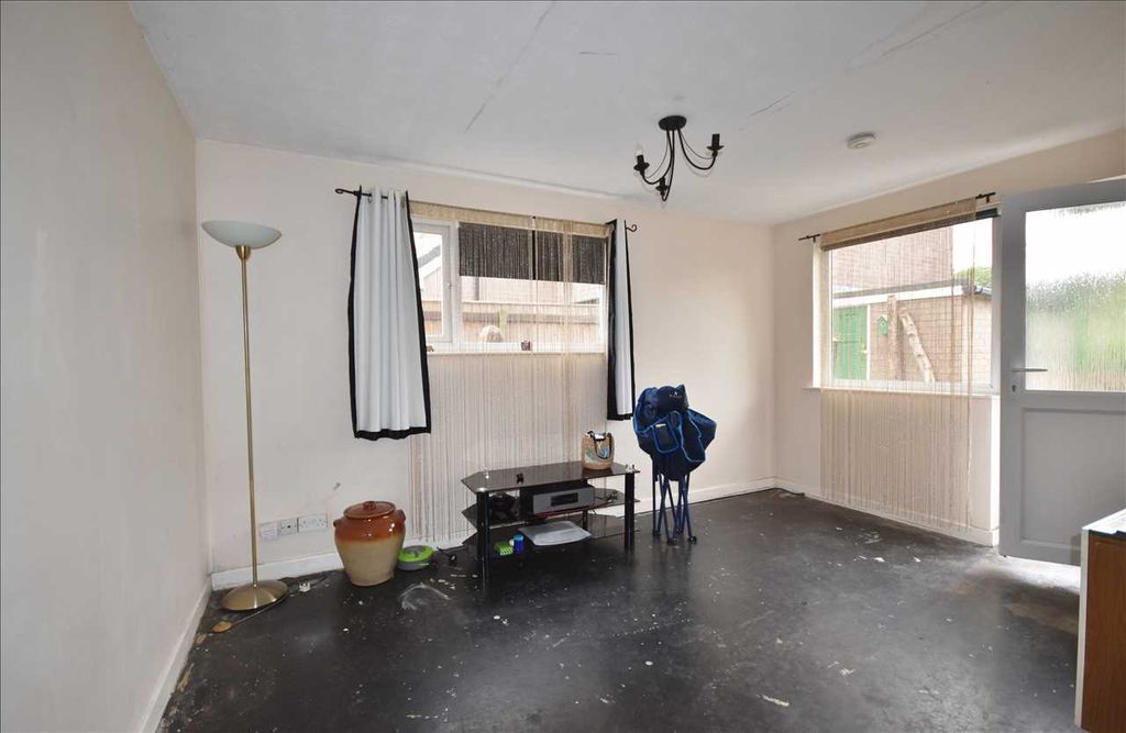 Property photo 2 of 7 L-Shped Lounge/Diner