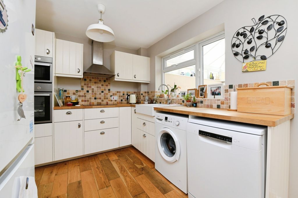 Property photo 3 of 17 Kitchen