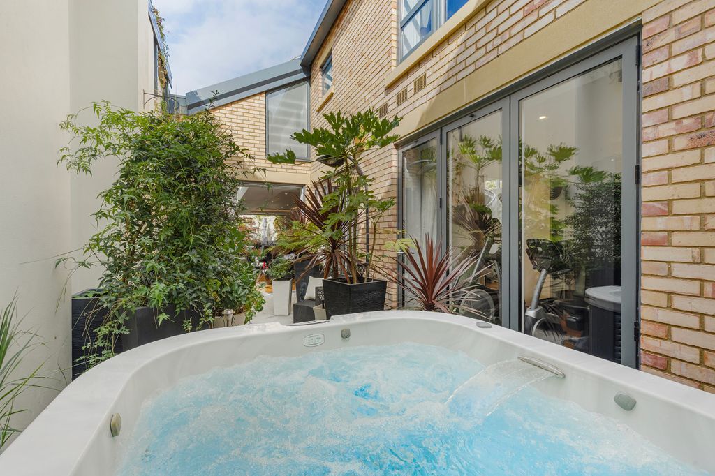 Property photo 2 of 21