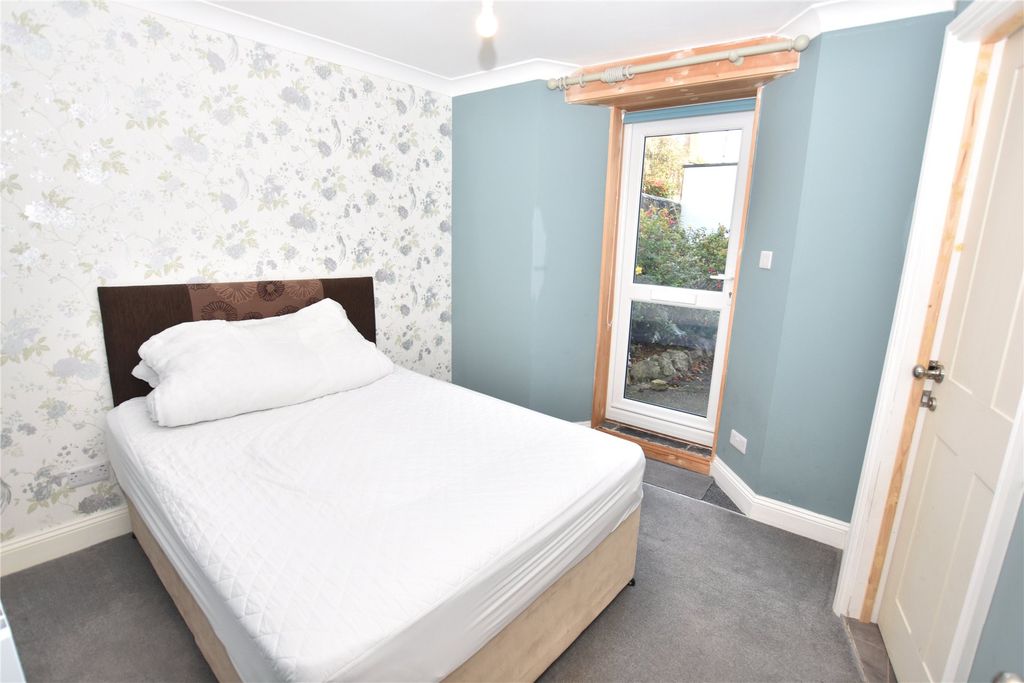 Property photo 2 of 9 Bedroom