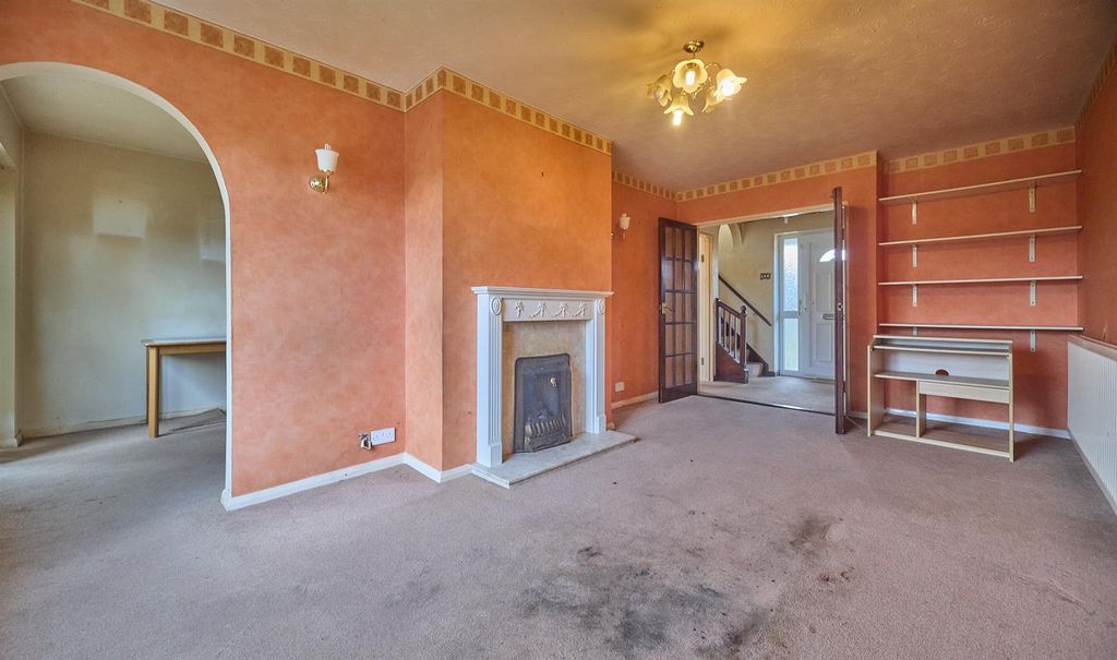 Property photo 2 of 14 Saville Close_1.Jpg