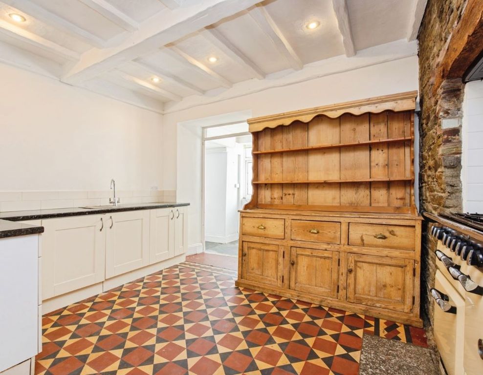 Property photo 3 of 6 Kitchen