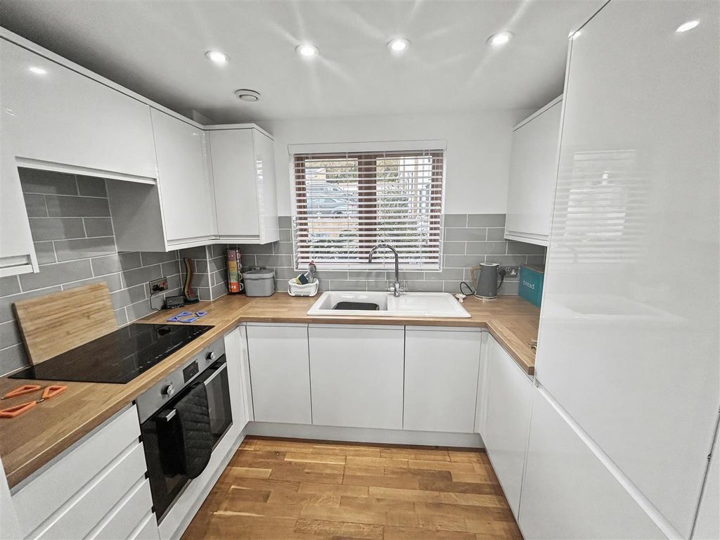 Property photo 3 of 11 Kitchen