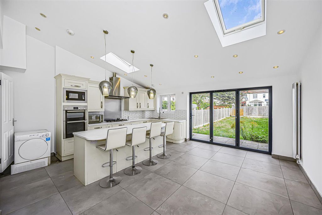 Property photo 2 of 30 30 Ridgeway Gardens-10.Jpg