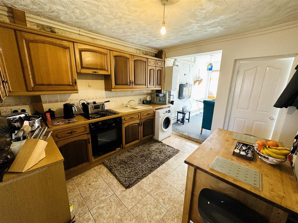 Property photo 2 of 12 Kitchen