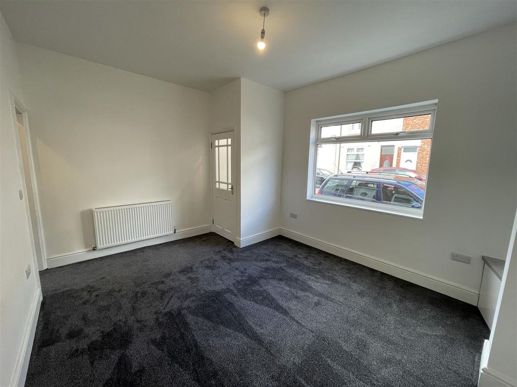 Property photo 3 of 15 Lounge