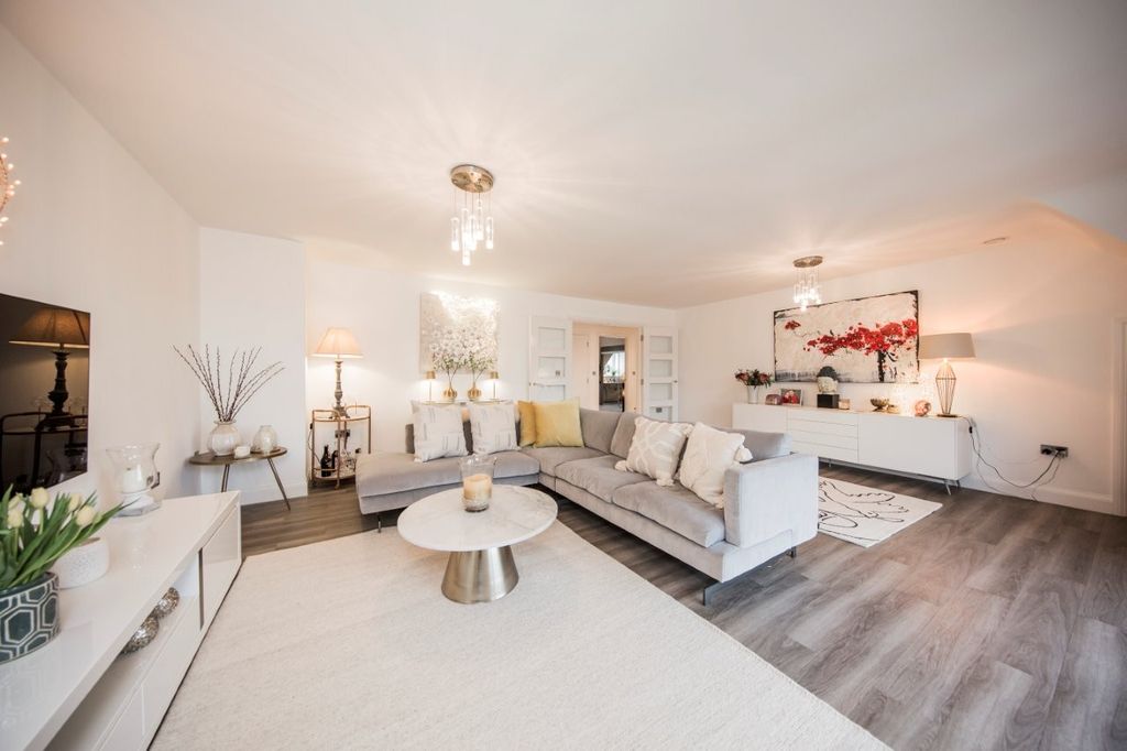 Property photo 3 of 17 Lounge