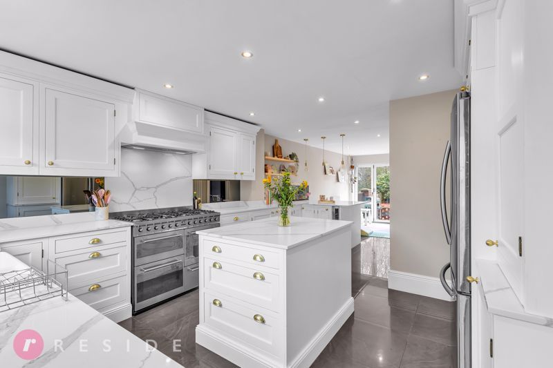 Property photo 2 of 25 Breakfast Kitchen