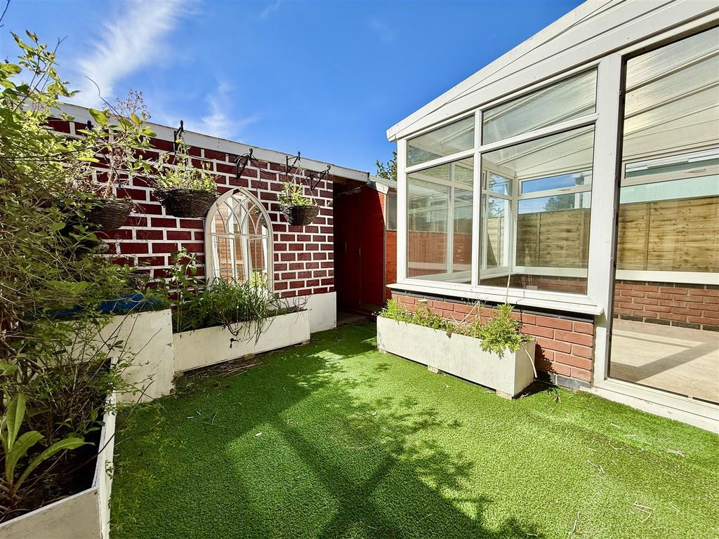 Property photo 3 of 18 Garden