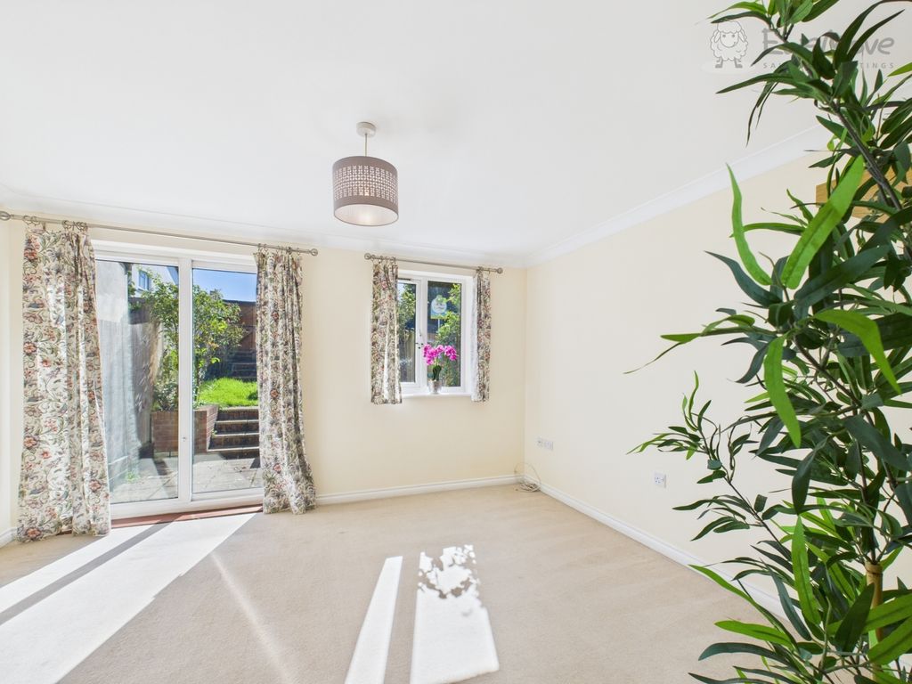 Property photo 3 of 17 Lounge