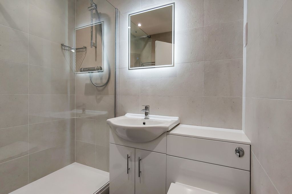 Property photo 2 of 12 5_Bathroom-0