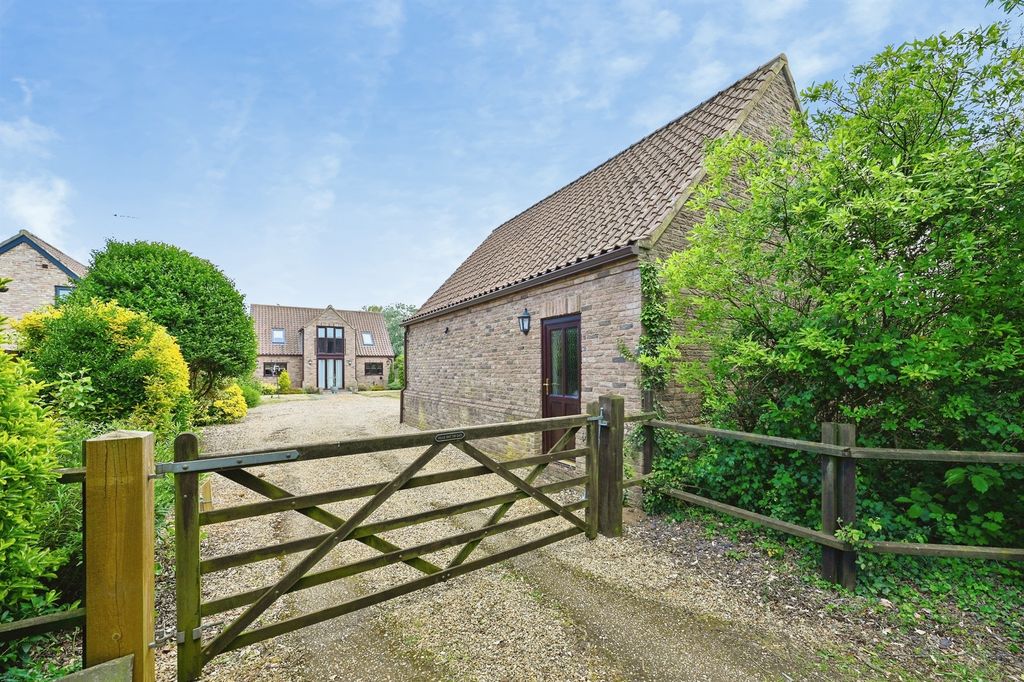 Property photo 1 of 28