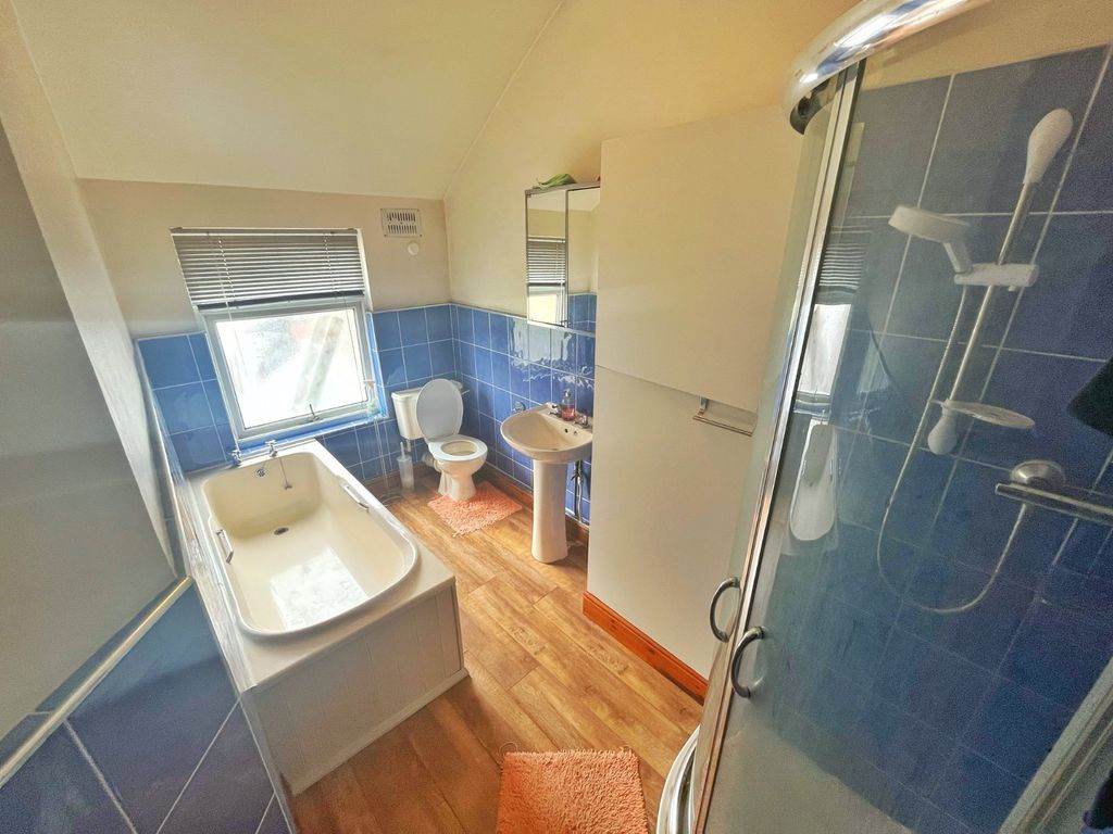 Property photo 3 of 5 Communal Bathroom