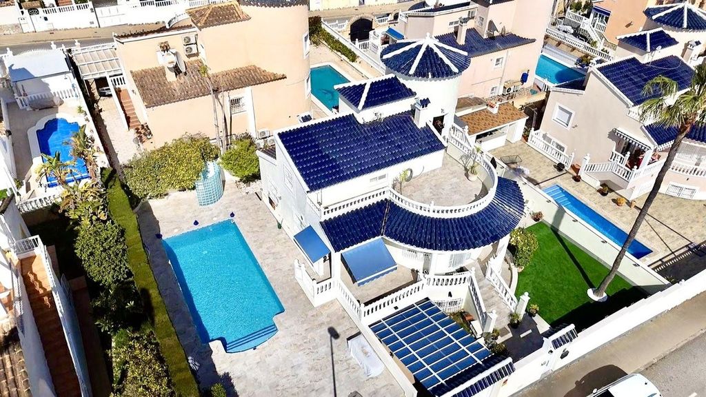 Property photo 2 of 42