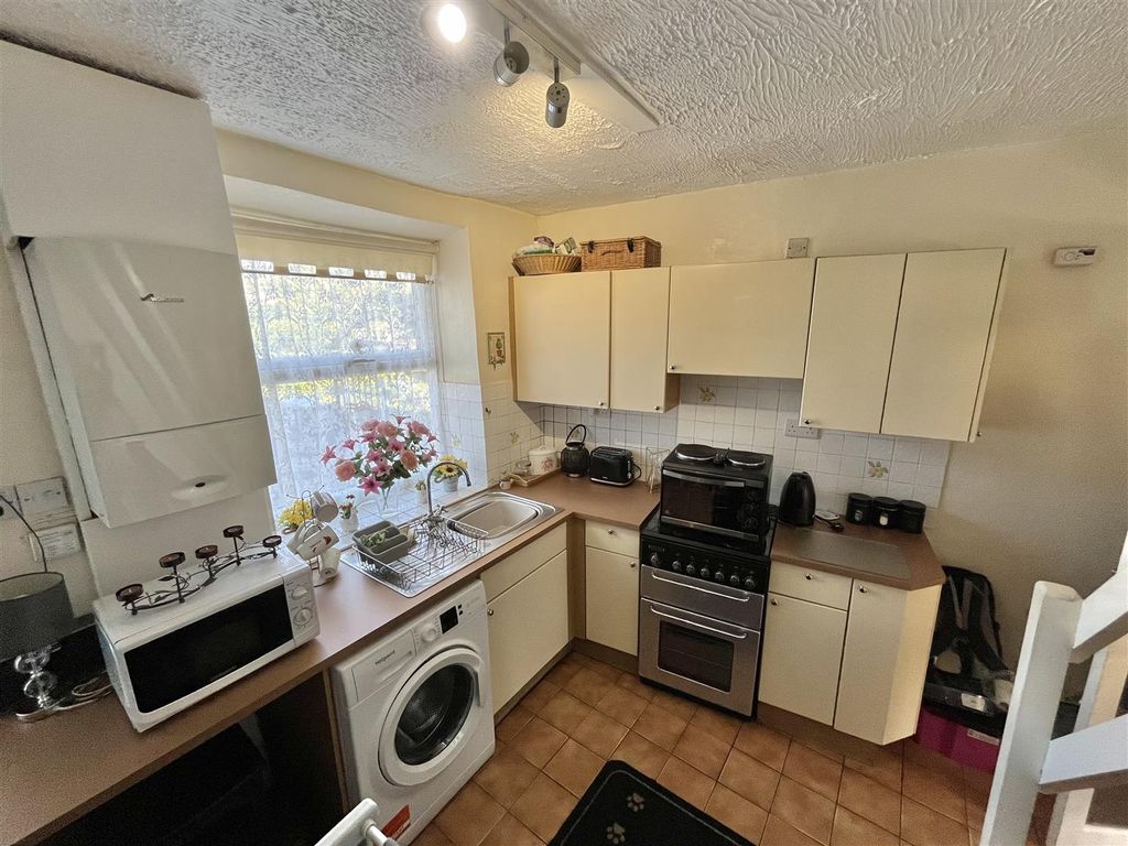 Property photo 3 of 9 Kitchen