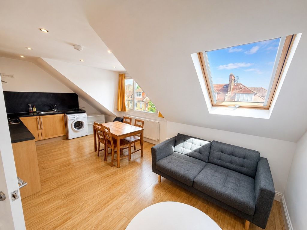 Property photo 1 of 13 Spacious Two-Bedroom Top Floor Flat €“ Stamford Hill, N16