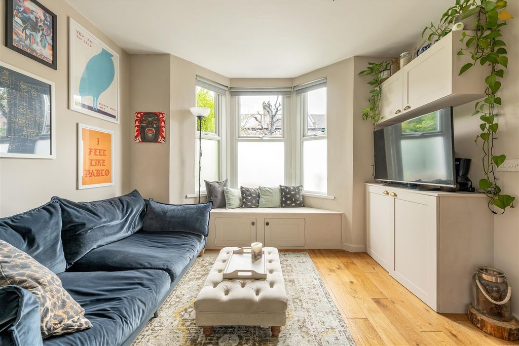 Property photo 2 of 20 Ramsay Road, E7