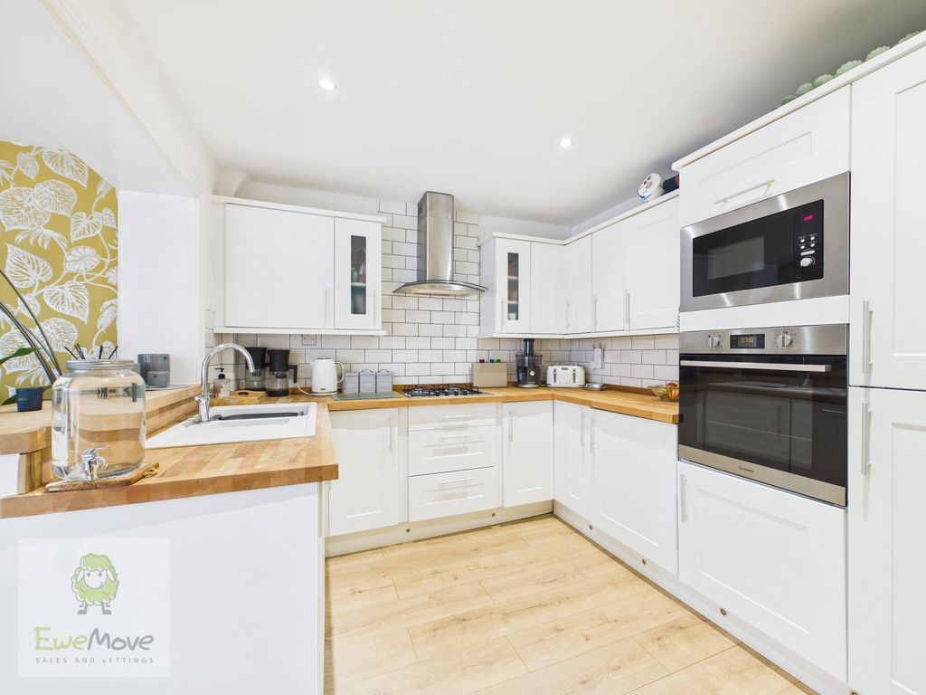 Property photo 1 of 19 Kitchen