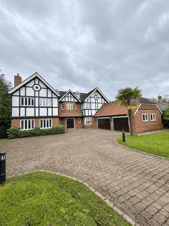 Property photo 1 of 13 Five-Bedroom Detached House For Sale In Gerrards Cross