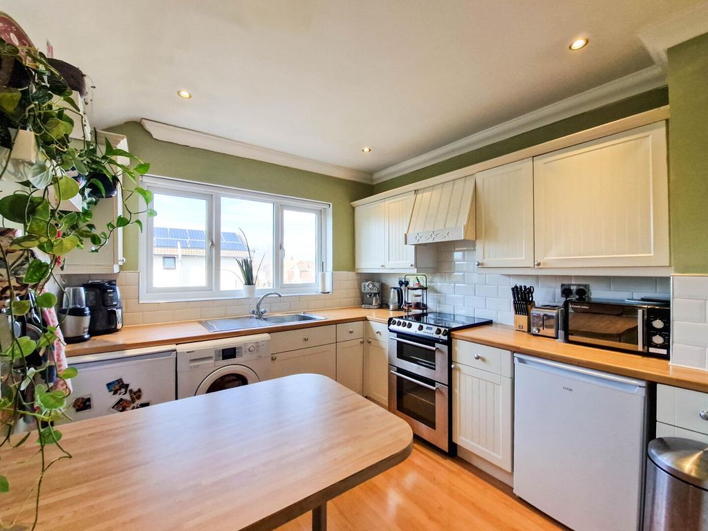 Property photo 1 of 10 Kitchen