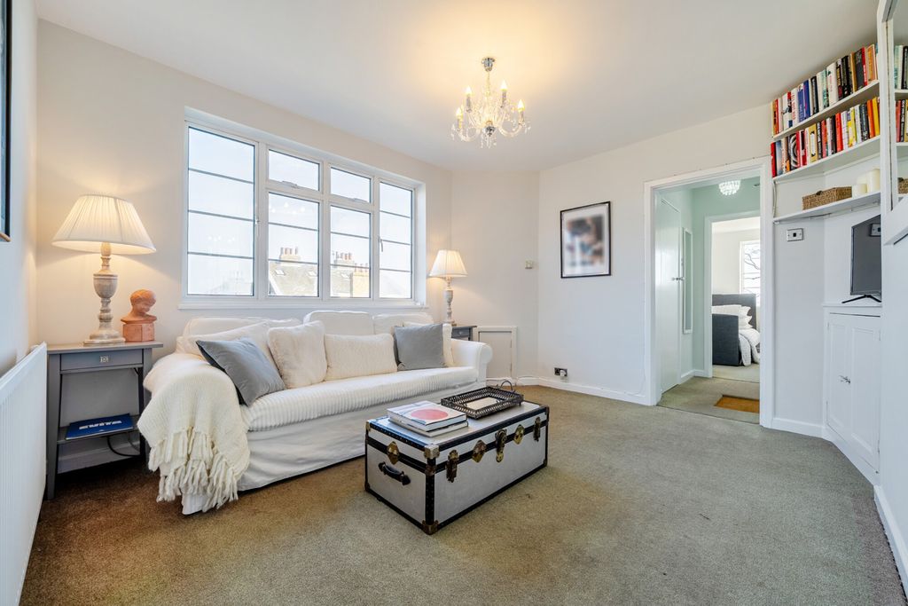 Property photo 2 of 19 Lounge