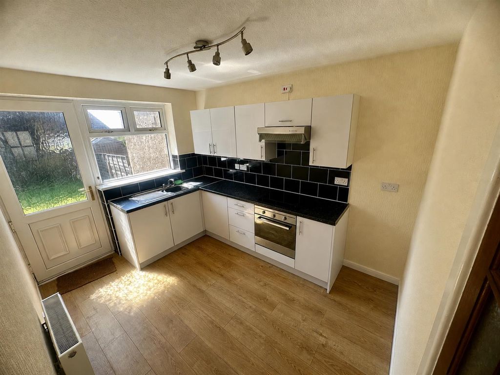 Property photo 3 of 6 Kitchen