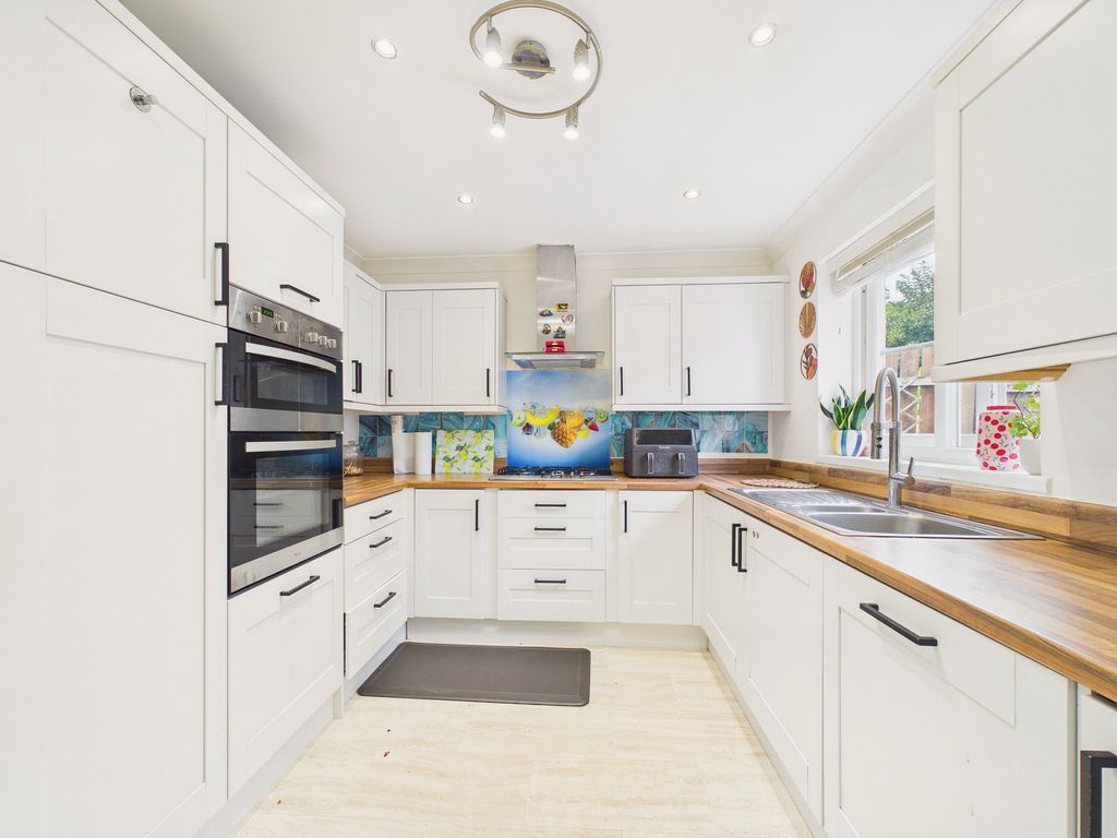 Property photo 2 of 11 Kitchen