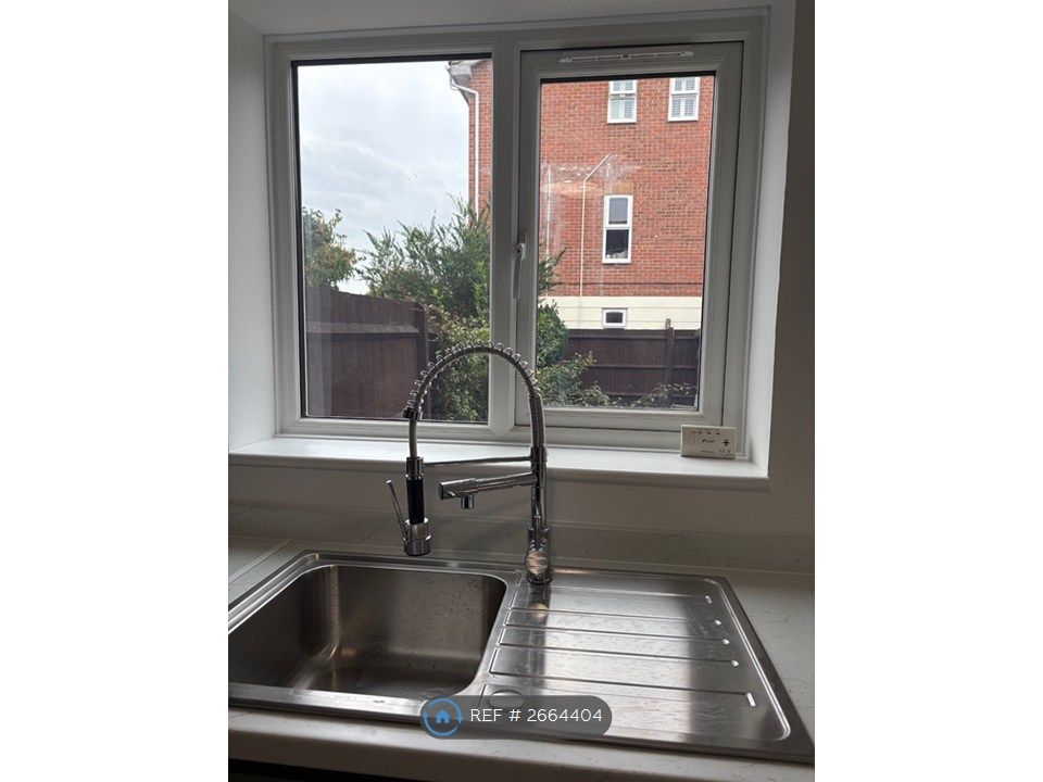 Property photo 3 of 16 Kitchen 3