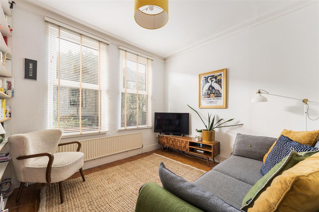 Property photo 2 of 34 Hervey Park Road, E17