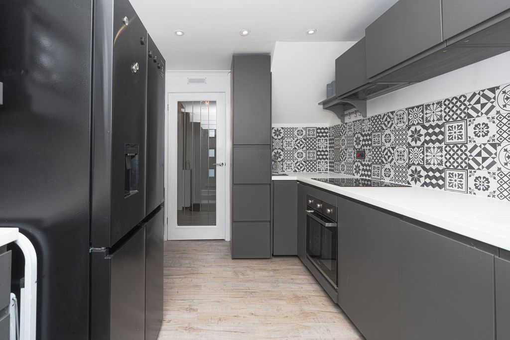 Property photo 3 of 27