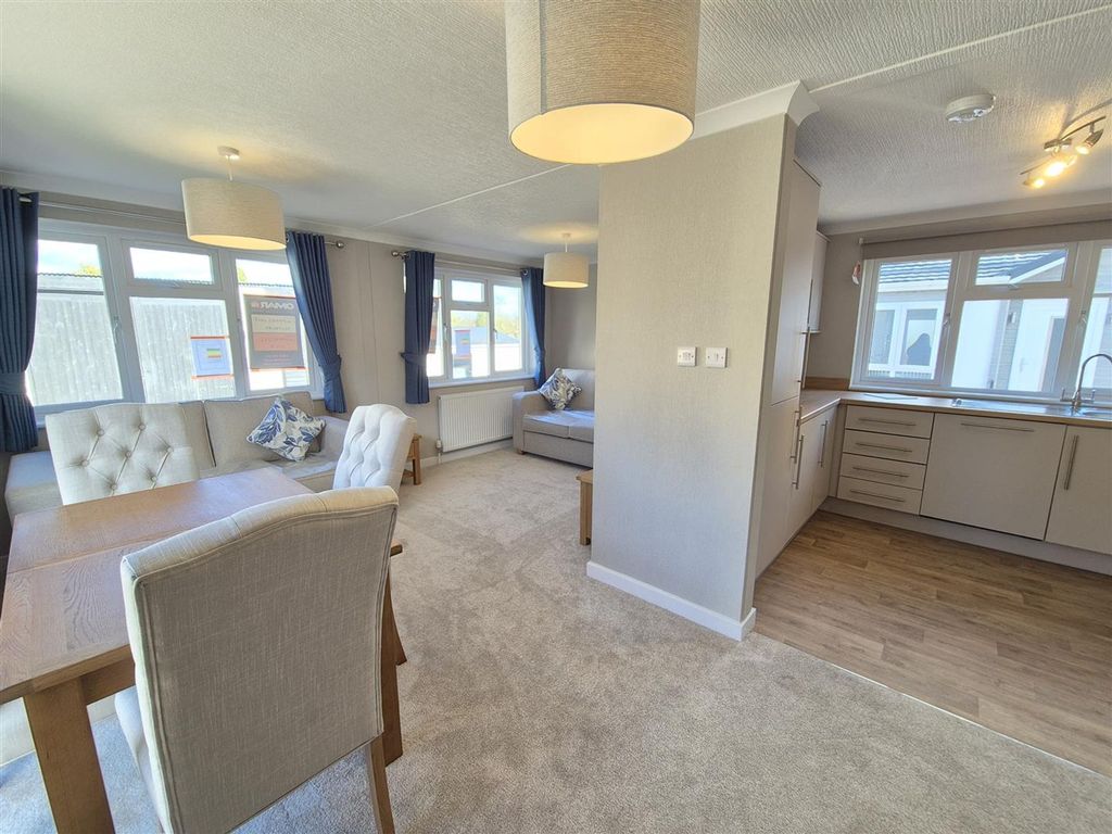 Property photo 3 of 12 Lounge/Diner