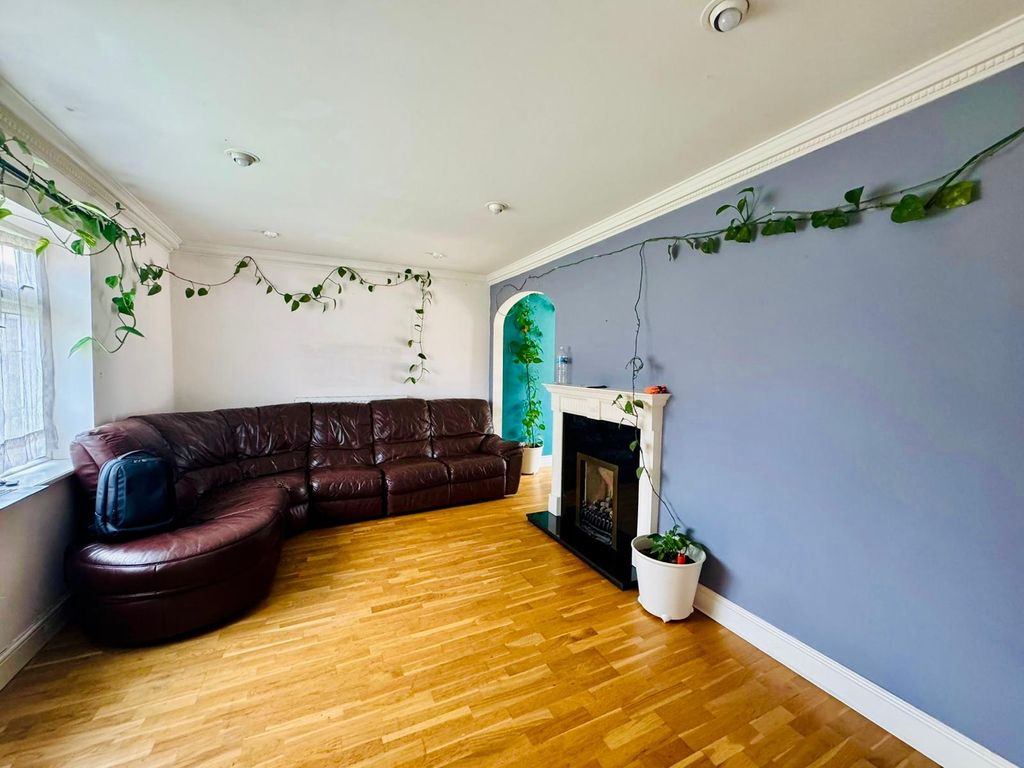 Property photo 3 of 14 293 Prestwick Road (4)