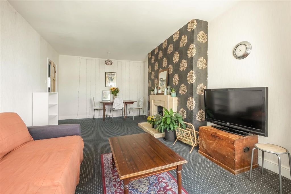 Property photo 3 of 12 22 Lansdowne Place-3.Jpg