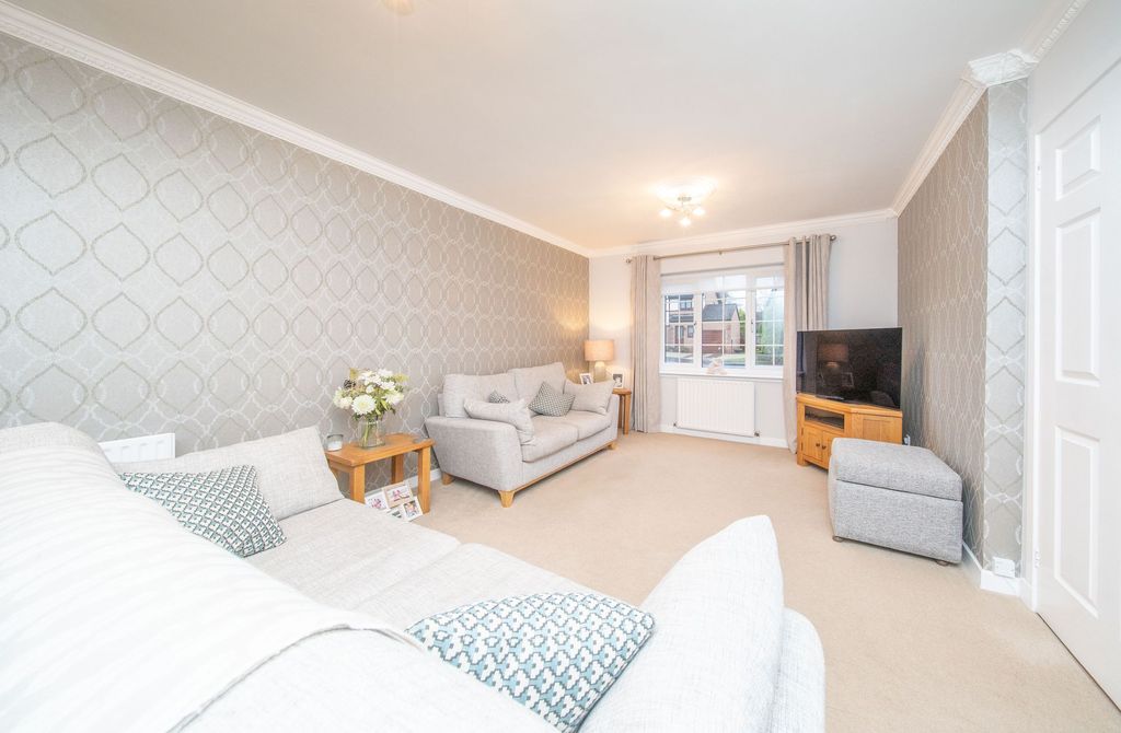 Property photo 2 of 36 Lounge