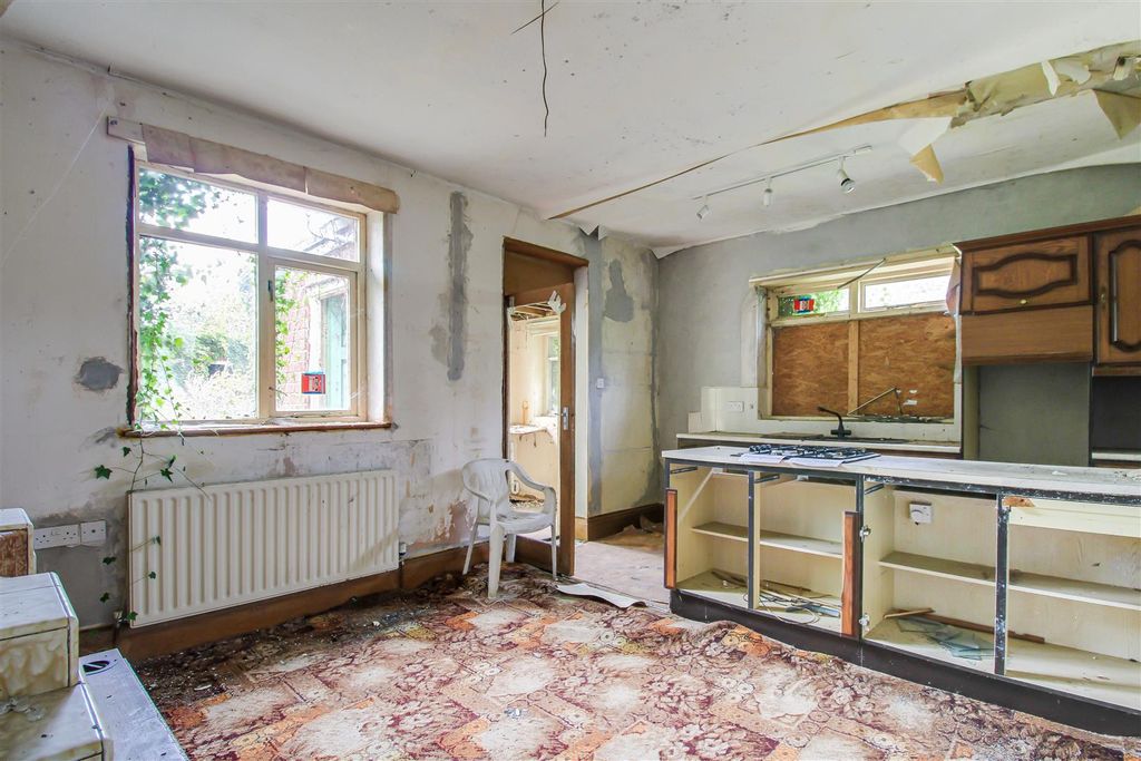 Property photo 3 of 11 Kitchen